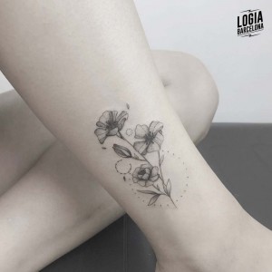 tatuaje_tobillo_flores_logiabarcelona_moly_moonlight
